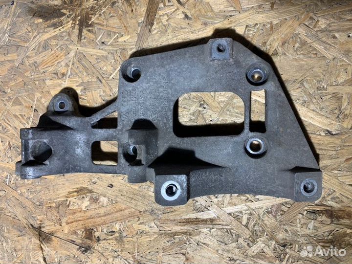 Кронштейн генератора Volkswagen Golf A6 BSE 2009