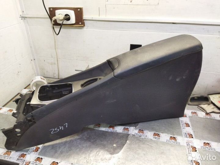 Консоль Toyota Avensis 3 седан 1.8 2ZR-FAE 2010