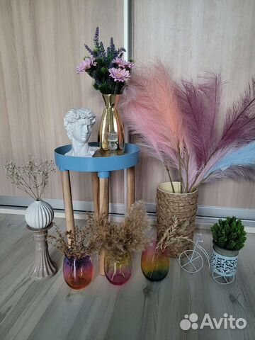 Декор много: вазы, бюст, цветы