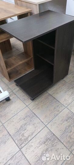 Столик прикроватный на колесиках