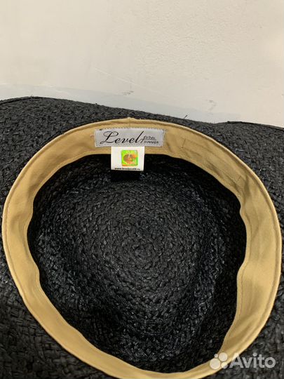 Соломенная шляпа с широкими полями