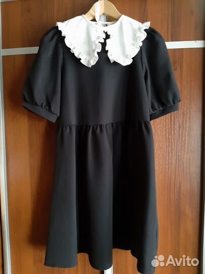 Черное платье с воротником