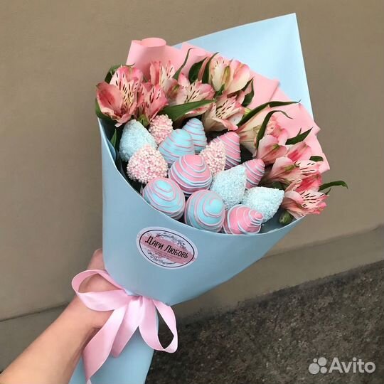 Букеты из клубники в шоколаде с цветами