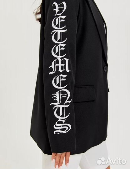 Пиджак с надписями на рукавах