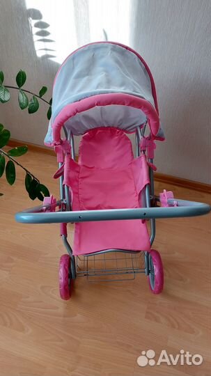 Коляска для кукол и две куклы