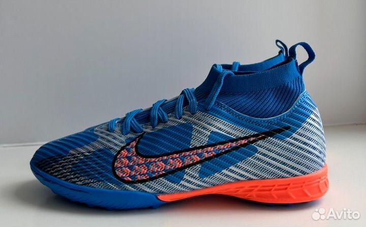 Новые футбольные сороконожки Nike и Adidas