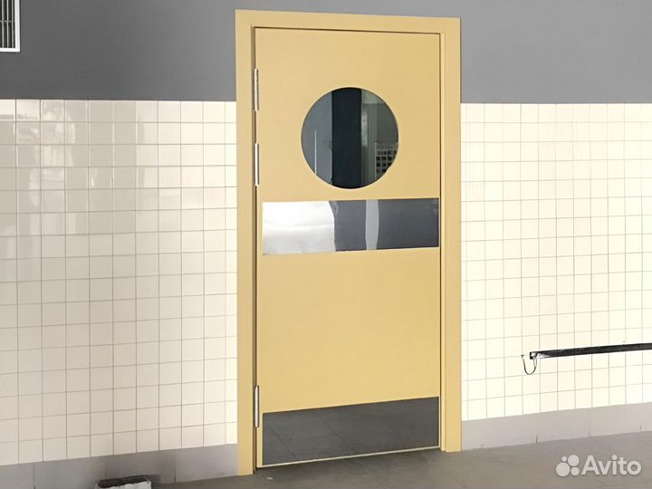 Маятниковая дверь глухая и с иллюминатором