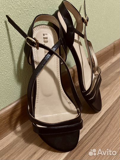 Босоножки черные 37 размер