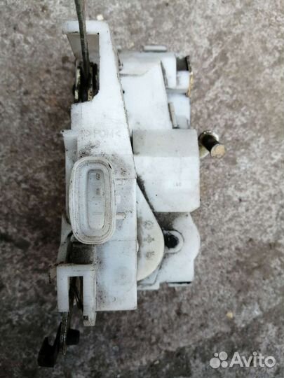 Замок двери левый задний Toyota Avensis T220