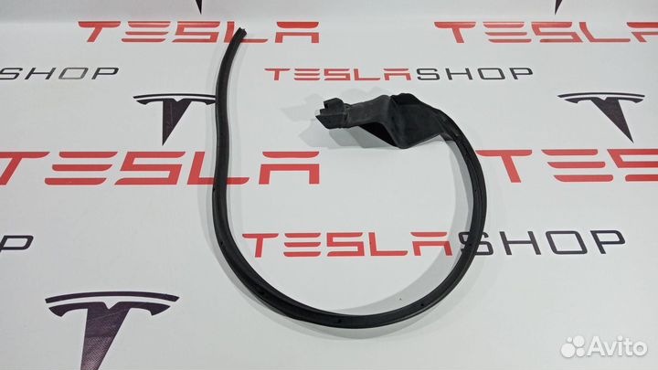 Уплотнитель задней двери Tesla Model S 2014