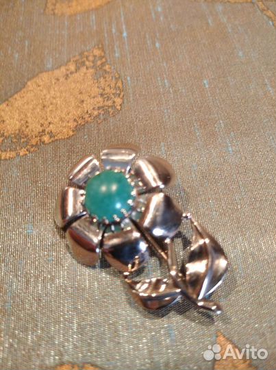 Брошь с изумрудом