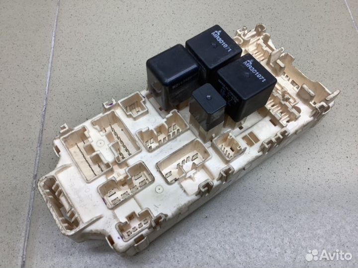 Блок предохранителей салонный Mitsubishi