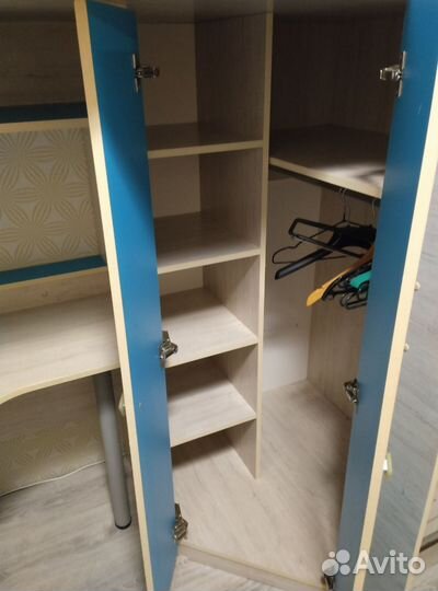 Детская кровать чердак со столом и шкафом