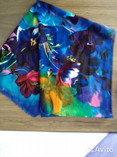 В добрые руки,за ваше вознаграждение.Палантин,шарф