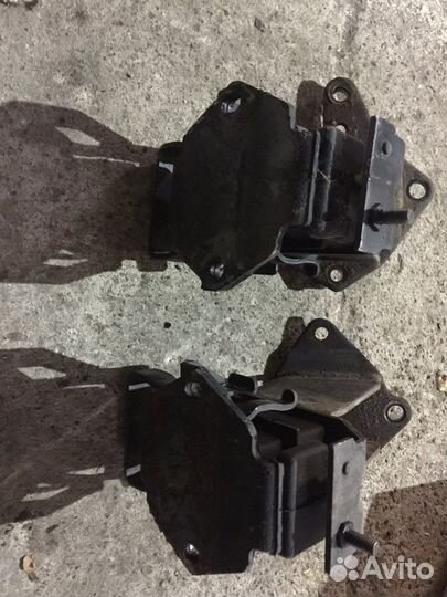 Подушка левая на двс 6g74 dohc на mitsubishi pajer