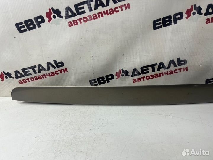 Накладка двери багажника Mazda 323 хетчбек 1.5