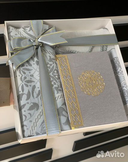 Коран, четки, коврик для намаза