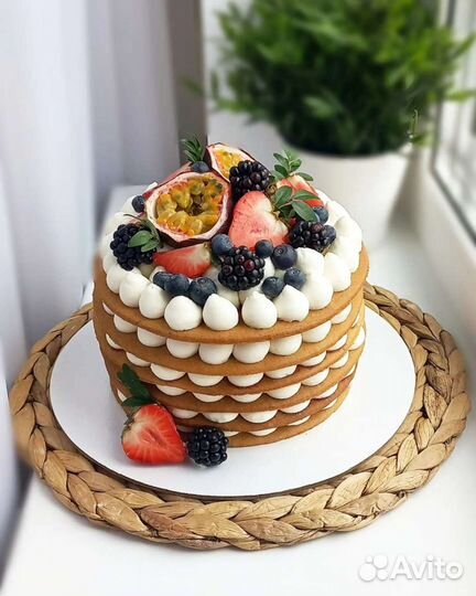 Открытый медовик с манго-маракуей