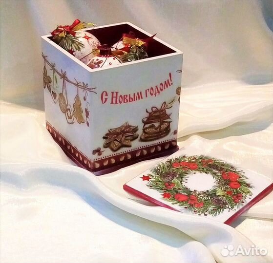 Короб с елочными игрушками 