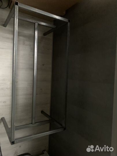 Металическая подставка для мебели