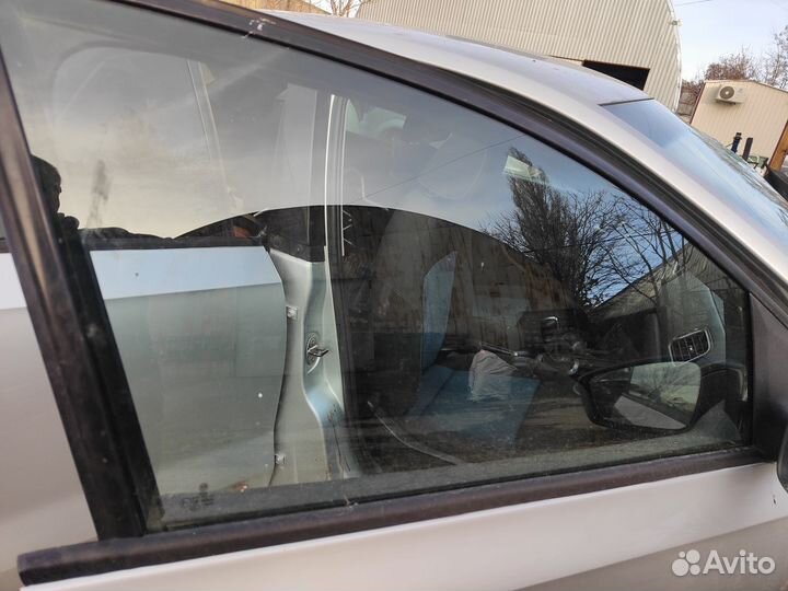 Volkswagen polo sedan стекло двери передней правой