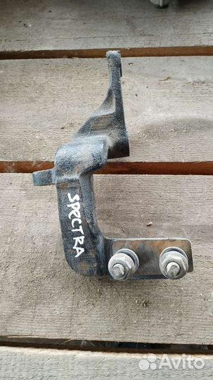 Кронштейн двигателя правый Киа Спектра