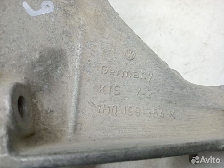 Кронштейн двигателя volkswagen golf 3 Правый