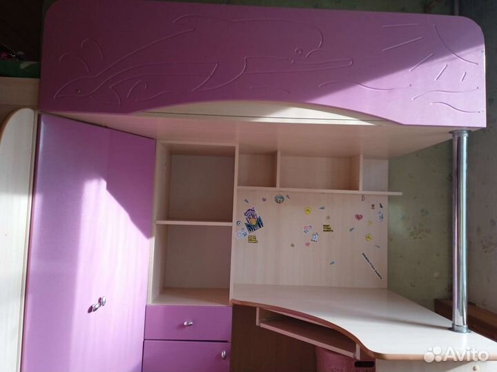 Детская кровать чердак со столом и шкафом