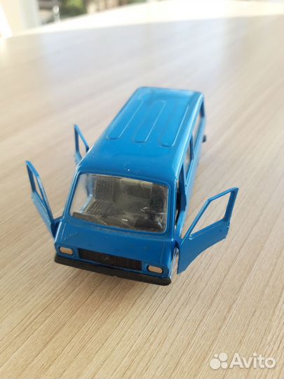 Модель 1/43 raf 2203