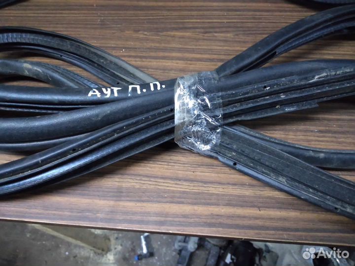 Уплотнитель дверного проема Mitsubishi Outlander 3