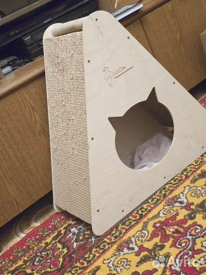 Дом для кошки с когтеточкой с двух сторон