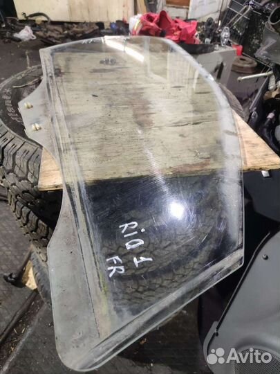 Переднее правое стекло Kia Rio 1 рест