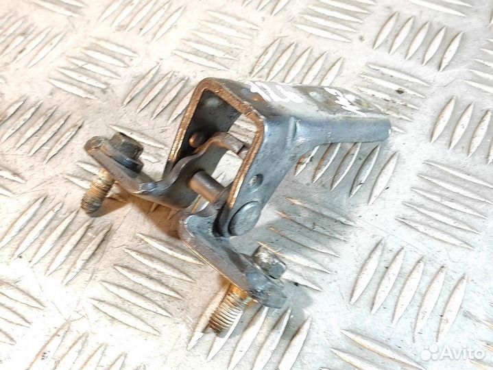 Петля двери задней правой нижняя Mitsubishi Lancer