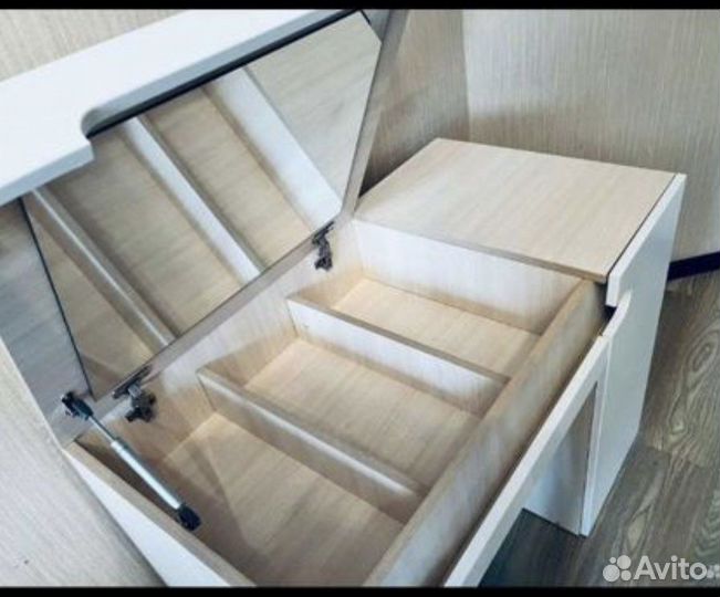 Туалетный столик с зеркалом