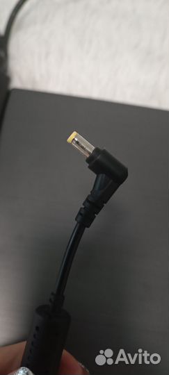 Ноутбук и блок питания