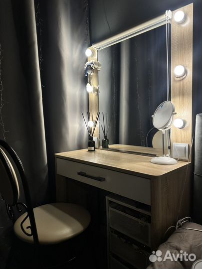 Трюмо с зеркалом