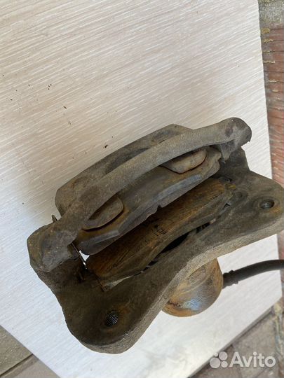 Суппорт передний левый hyundai elantra 3 xd