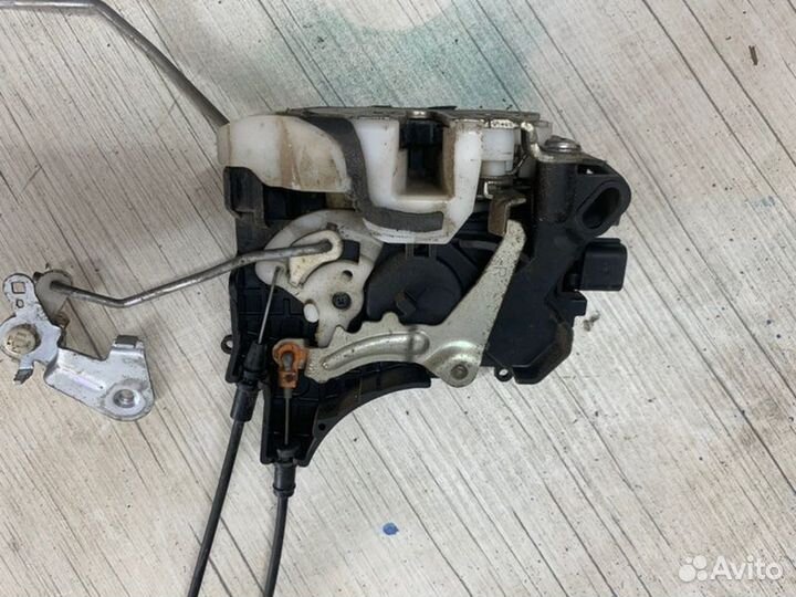 Замок двери передний правый Mitsubishi Lancer 10