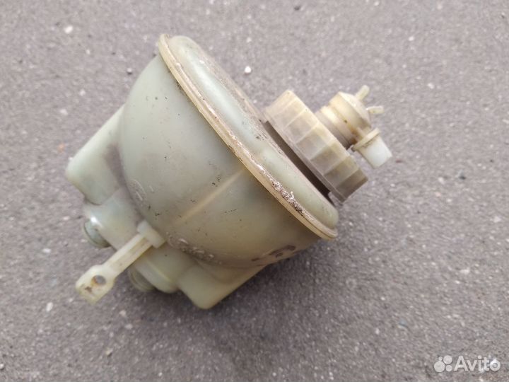 Бачок главного тормозного цилиндра на VW Гольф-3