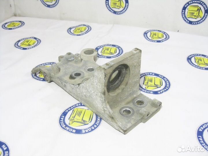 Кронштейн амортизатора кабины передний правый 1735