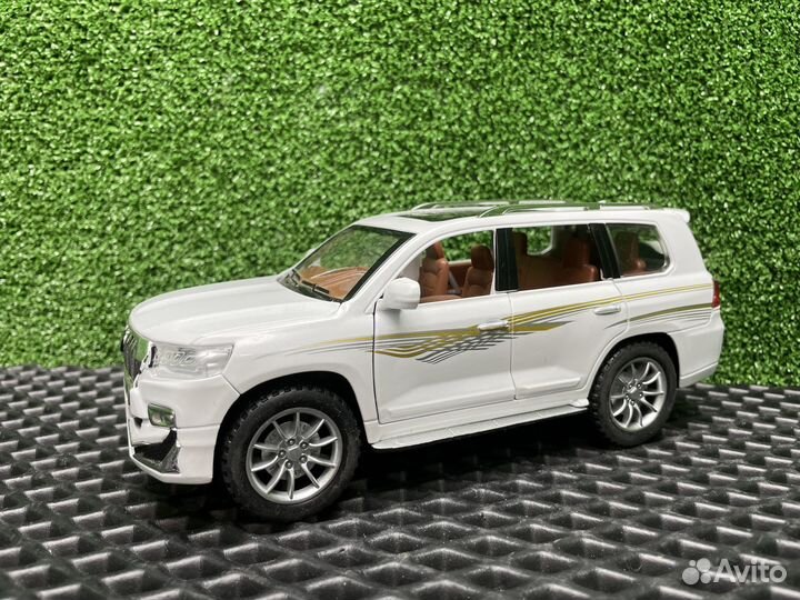 Металлическая модель Лэнд Крузер Прадо