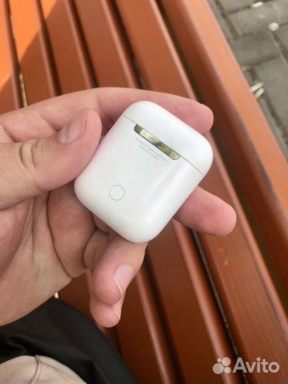 Продам AirPods 1 поколения оригинал