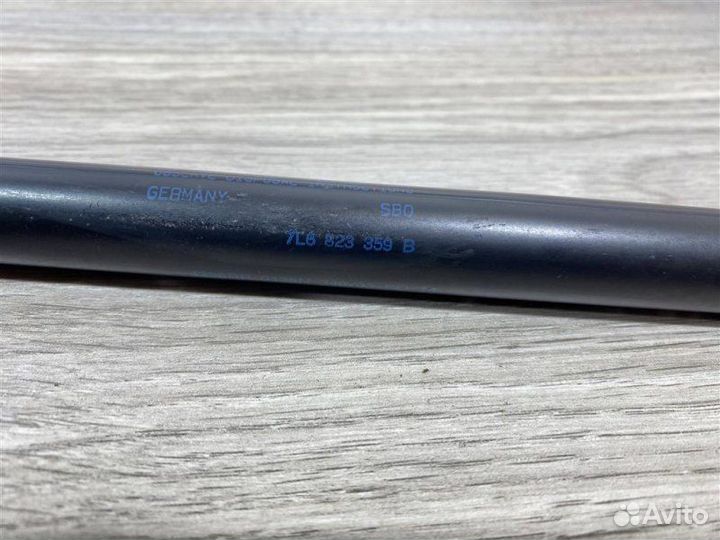 Амортизатор капота Volkswagen Touareg кроссовер