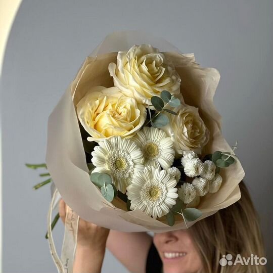 Нежный букет из роз и гермини