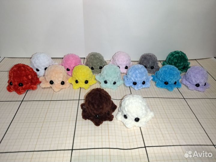 Вязаный брелок-осьминожек ручной работы