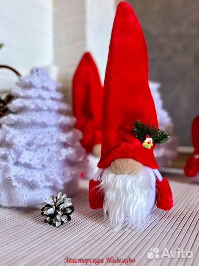 Гном в красном колпаке