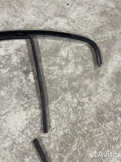 Уплотнитель стекла двери задний правый bmw f30