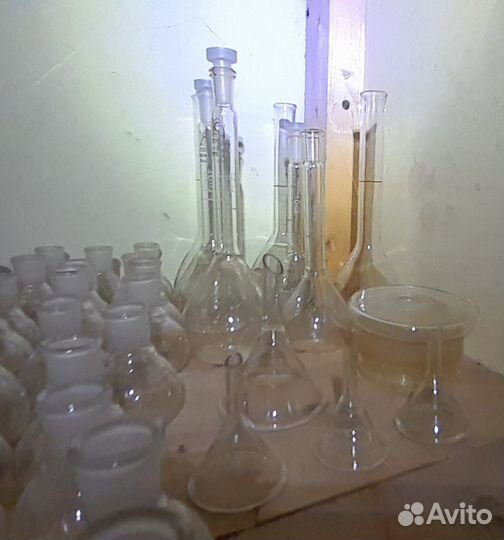 Химические колбы, стаканы и др
