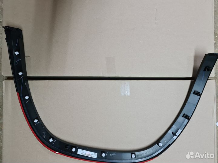 В наличии Накладка заднего левого крыла