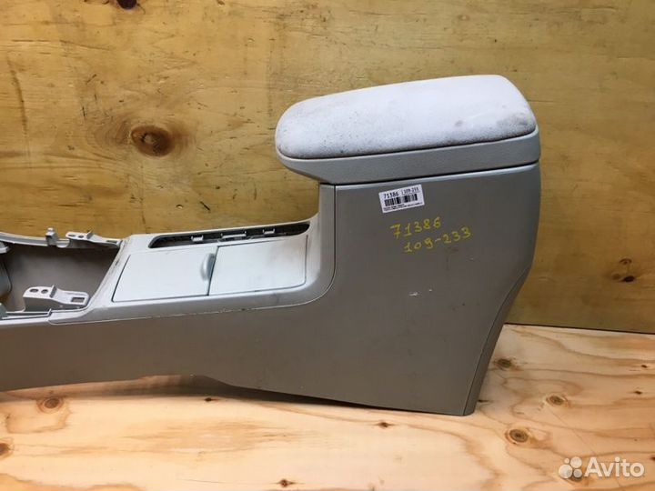 Консоль между сидений Toyota Corolla Fielder